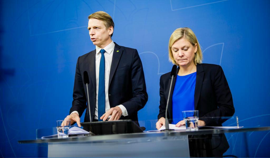 
Finansminister Magdalena Andersson (S) och finansmarknadsminister Per Bolund (MP) har ännu inte gett besked om de tänker gå vidare med förslaget att höja bankernas resolutionsavgift. Foto: Marc Femenia/TT-arkivbild                                            