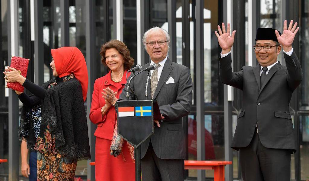 Drottning Silvia och kung Carl Gustaf hälsades välkomna till Bandung av borgmästaren Ridwan Kamil och hans hustru Atalia. Foto: Jonas Ekströmer/TT