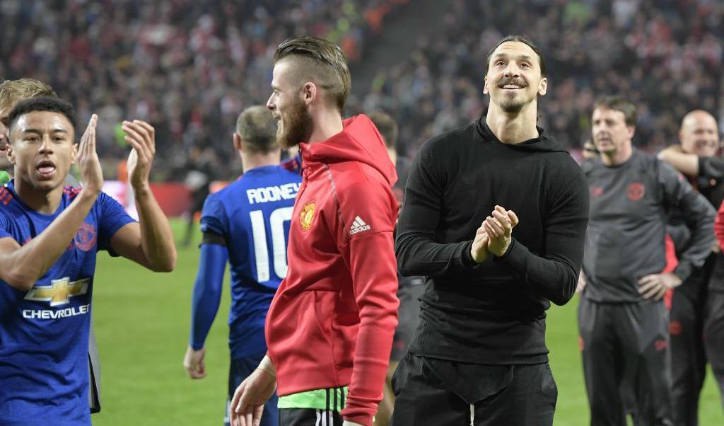  Uniteds Zlatan Ibrahimovic på gräset efter segern i onsdagens Europa League-final. Foto: TT