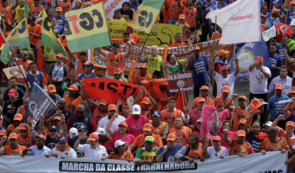 
Demonstranter i Brasiliens huvudstad Brasília kräver att Michel Temer avgår. Foto: Eraldo Peres/AP/TT                                            
