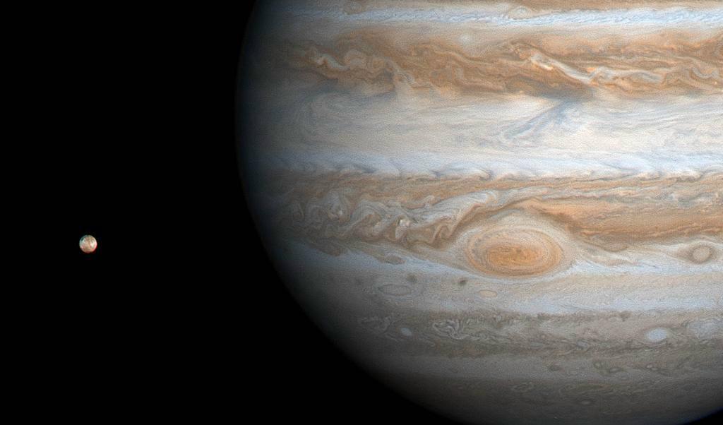 Jupiter är den största av planeterna i vårt solsystem, och mycket olik jorden. Den lilla himlakroppen som syns till vänster om Jupiter är Ganymedes, en av planetens många månar. Arkivbild. Foto: AP/Nasa