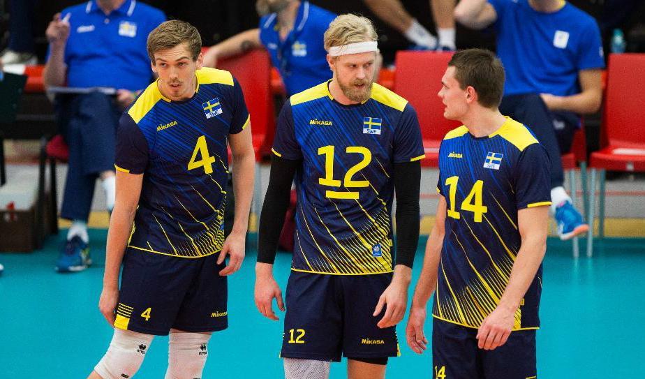 Sverige förlorade VM-kvalmatchen mot Finland och missar därmed VM nästa år. Här deppar Fredrik Gustavsson, Erik Sundberg och Jacob Link. Foto: TT