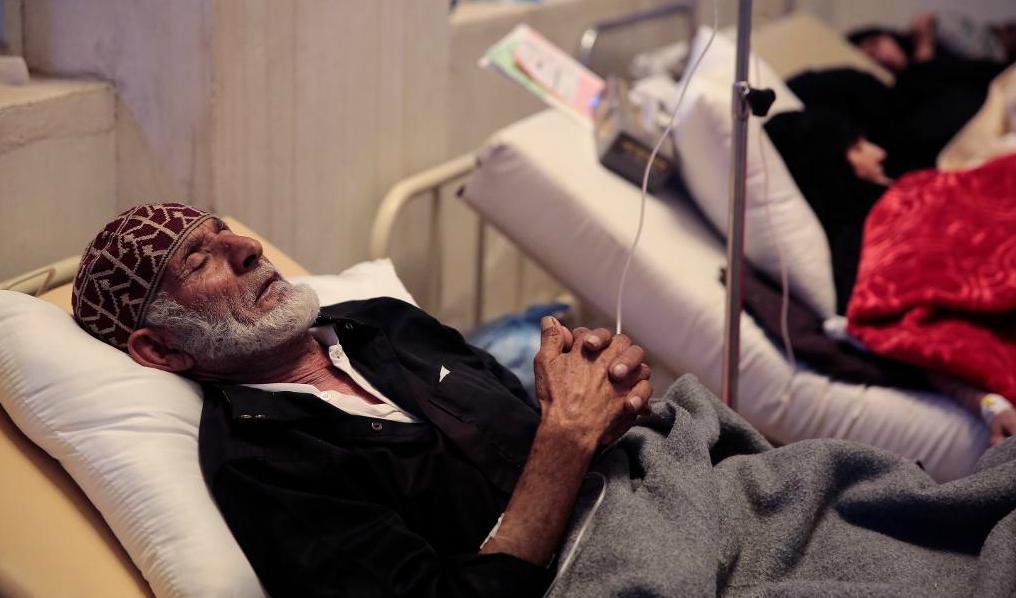 
En äldre man får behandling mot kolera på ett sjukhus i Sanaa, Jemen. Foto: Hani Mohammed/TT/AP-arkivbild                                            