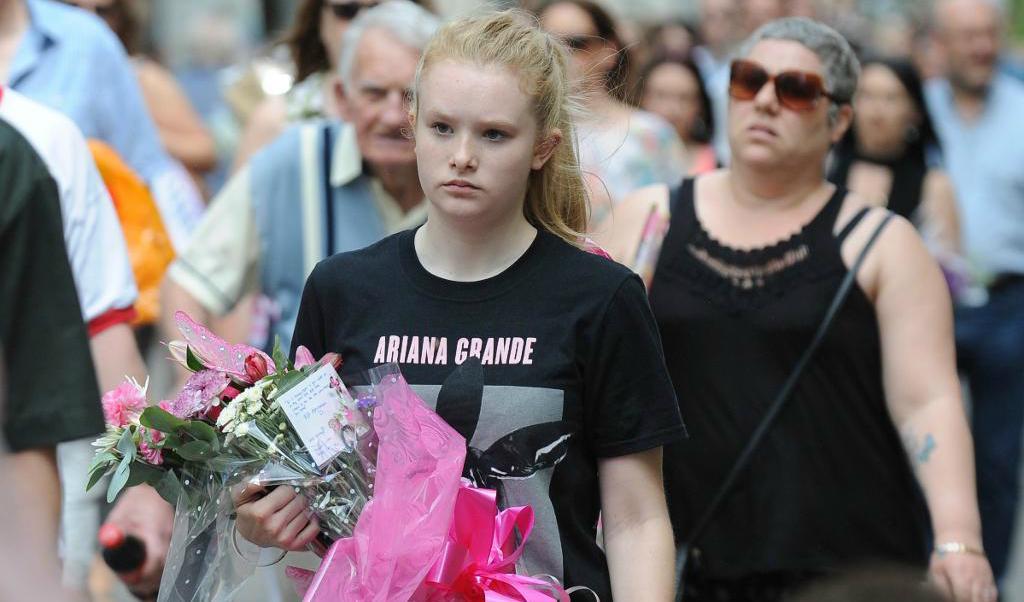
Ett Ariana Grande-fan är på väg till en minneshögtid som hölls i lördags för offren för självmordsdådet på Manchester Arena i förra veckan. Foto: Rui Vieira/AP/TT                                            