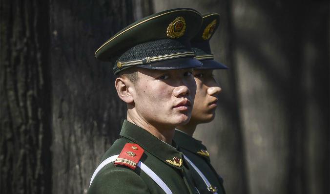Kinesisk paramilitär på vakt i Peking. Foto: Wang Zhao/AFP/Getty Images