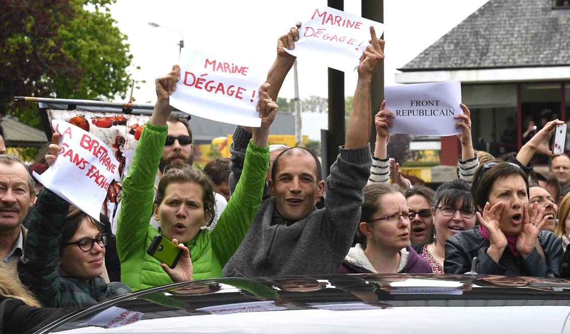 Folk protesterar mot Marine Le Pen under hennes besök på ett transportföretag i Dol-de-Bretagne, västra Frankrike den 4 maj, 2017. Foto: Damien Meyer/AFP/Getty Images.