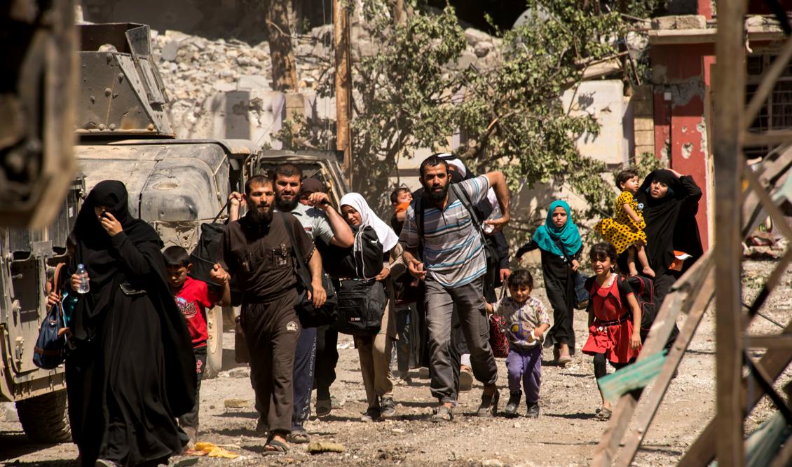Irakier lämnar sina hem i västra Mosul under den pågående offensiven. Ytterligare en del av staden ska återtas från IS. Foto: Fadel Senna/AFP/Getty Images