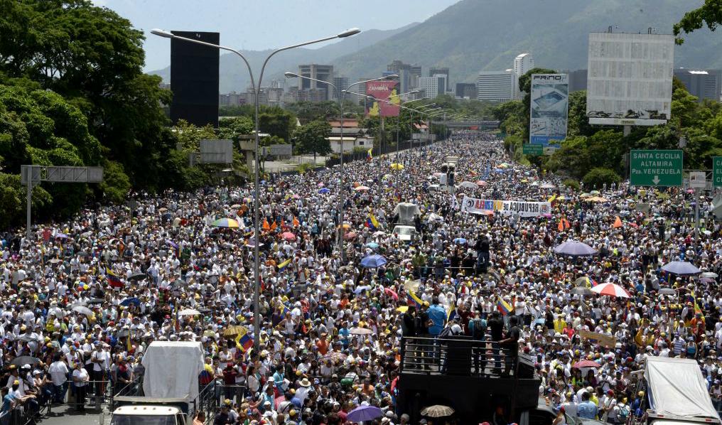 Demonstranter blockerar en huvudled i östra Caracas den 20 maj 2017 för att protestera mot president Nicolás Maduro. Foto: Federico Parra/AFP/Getty Images