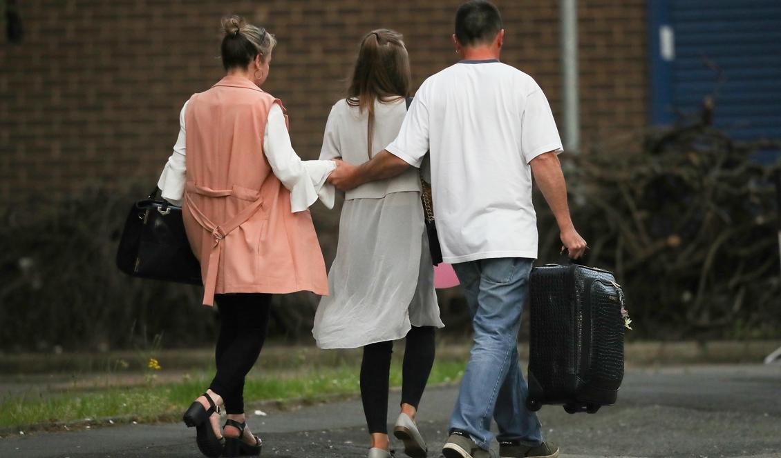


Mannen hämtar sin fru och dotter vilka undkom helskinnade från bombningen i Manchester. Foto: Christopher Furlong/Getty Images                                                                                                                                    