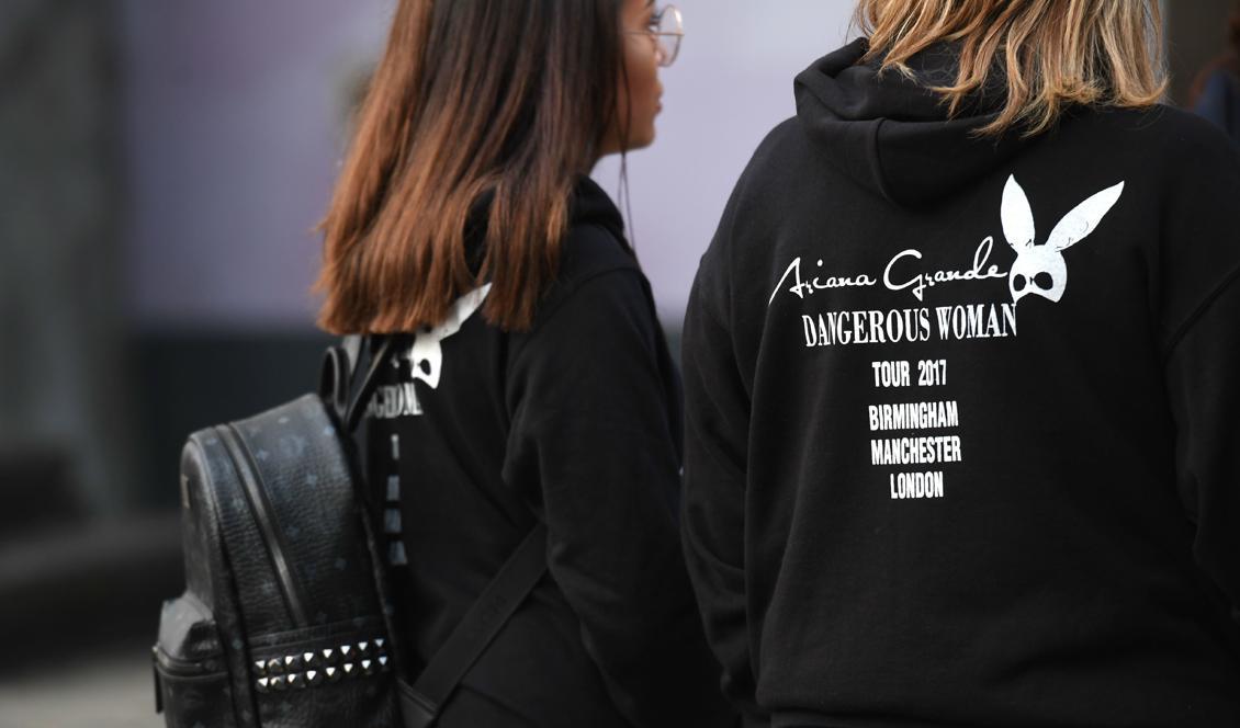 

Den amerikanska sångerskan Ariana Grandes fans talar med pressen i Manchester. Tjugotvå människor har dödats och dussintalet skadats när publiken lämnade konserten. Foto: Paul Ellis/Getty Images                                                                                        