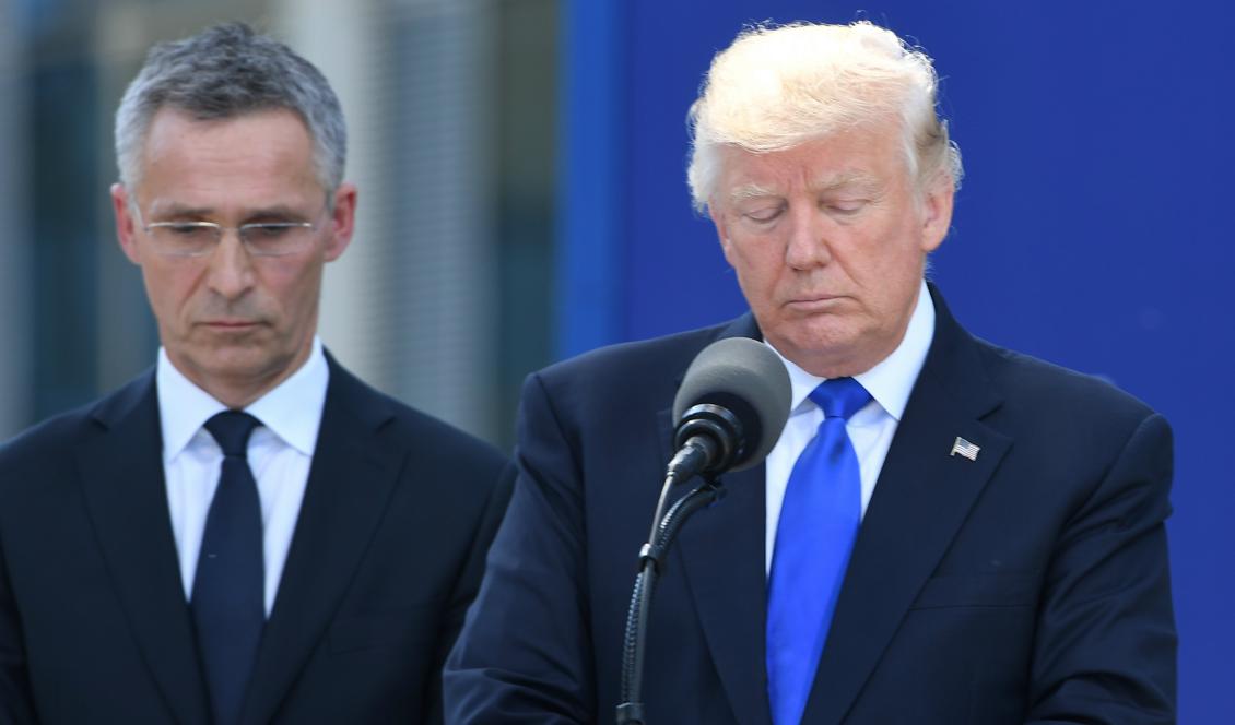 USA:s president Trump står bredvid Natos generalsekreterare Jens Stoltenberg under den tysta minuten för offren i Manchester, i Natos högkvarter i Bryssel. Foto: Emmanuel Dunand/AFP/Getty Images