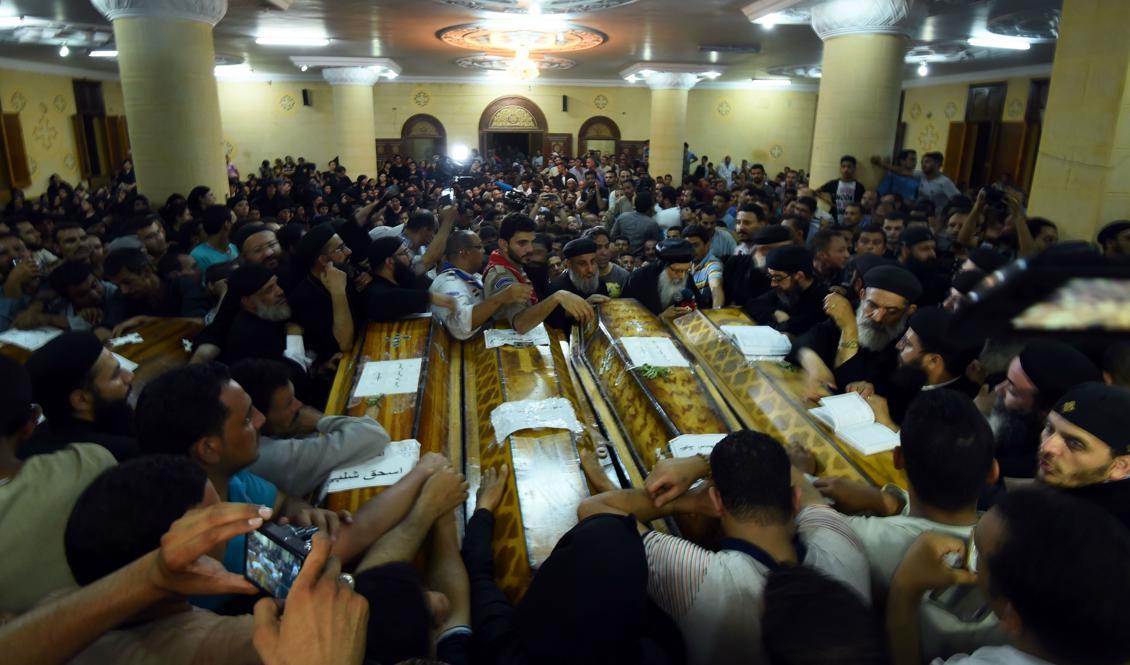 
Släktingar till dödade kristna kopter sörjer under begravningen den 26 maj 2017. Foto: Mohamed El-Shahed/AFP/Getty Images.                                             