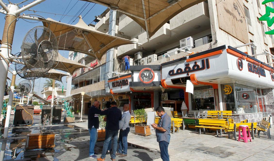 En självmordsbombare
körde in på ett populärt glasstället. Den exploderande bilen dödade många. Foto: Sabah Arar/AFP/Getty Images