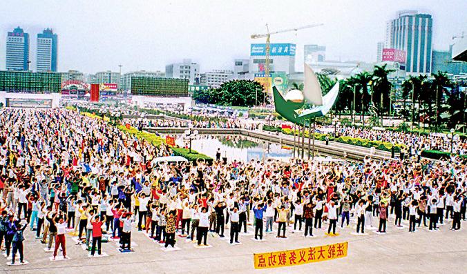 Tusentals falungong-utövare över i staden Guangzhou i södra Kina, 1998.