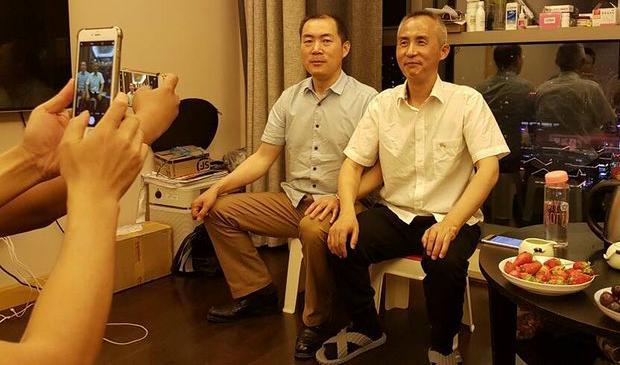 

Den kinesiske människorättsadvokaten Li Heping, till höger, efter att han släppts ur fängelset. Foto: Radio Free Asia                                                                                        