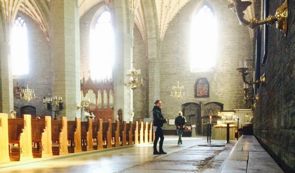 Vadstena kloster var ett av besöksmålen på den 400 mil långa resan med elbil från Storuman till Legoland och tillbaka igen. Sällskapet bestod av sonen Dante och mamma Jeanette.