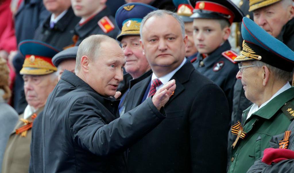 
Rysslands president Vladimir Putin, till vänster, och den moldaviske presidenten Igor Dodon, i mitten, vid den minneshögtid för andra världskrigets slut som hölls i Moskva i början av maj. Foto: Jurij Kotjetkov/AP/TT                                            