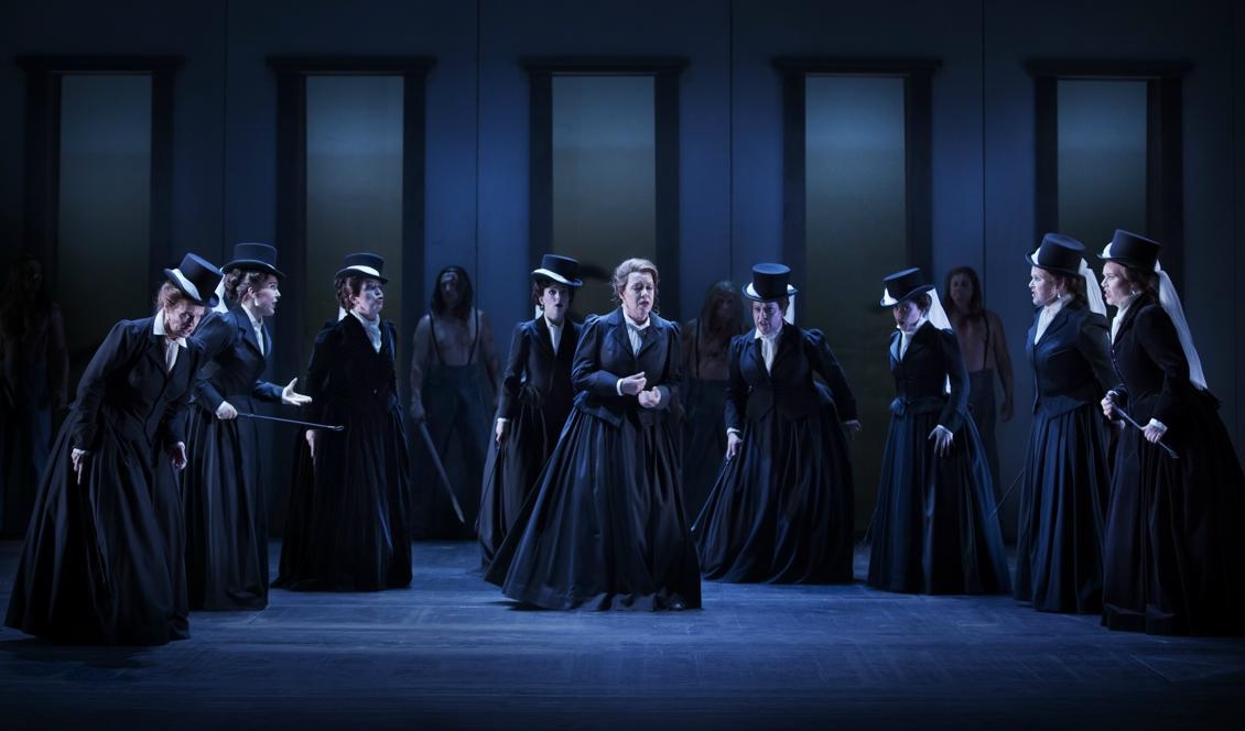 Wagners Valkyrian på Kungliga Operan: Valkyriorna Sara Olsson, Susanna Stern, Monika Mannerström Skog, Johanna Rudström, Nina Stemme (Brünnhilde), Angela Rotondo, Marie-Louise Granström, Kristina Martling, Katarina Leoson. Foto: Markus Gårder