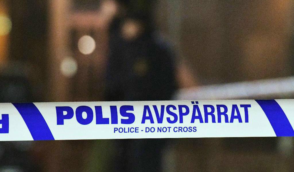En kvinna är död efter ett fall från en balkong på tredje våningen. Polisen utreder mord/dråp. Foto: Johan Nilsson/TT-arkivbild