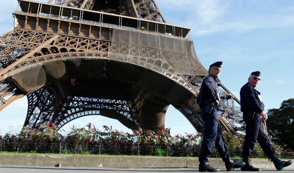 Polis patrullerar vid Eiffeltornet i Paris. Förra året greps en kvinnlig terrorcell, som planerade dåd i Paris och enligt åklagare var styrd av IS-grupper i Syrien. Foto: Francois Mori/AP/TT. Arkivbild
