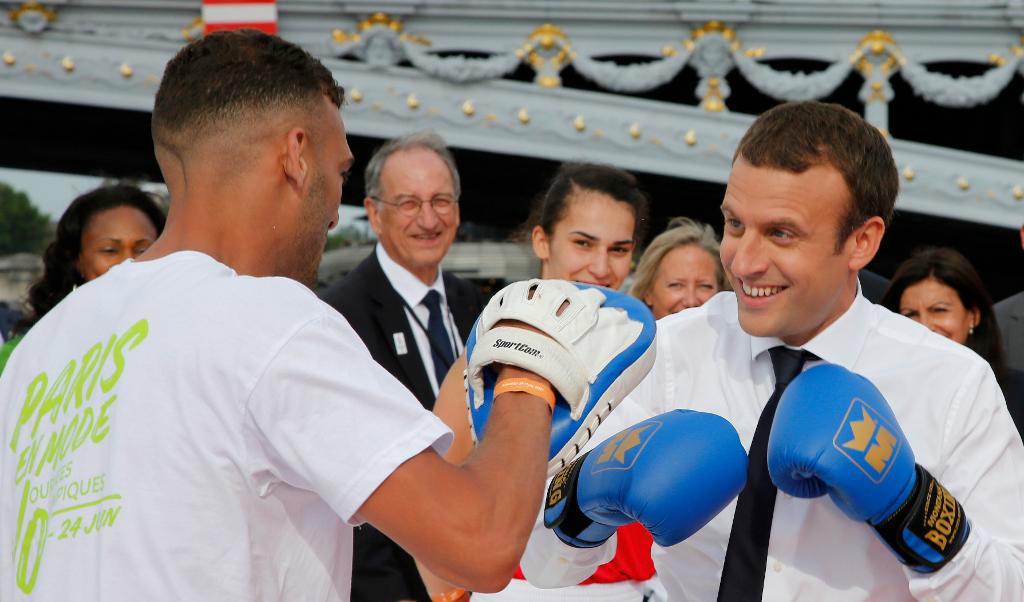 
Emmanuel Macron är en av vinnarna i de hårda dusterna under Europas "supervalår". Här sparrar den nye presidenten med en boxare på OS-dagen i förra veckan. Foto: Jean Paul Pelissier/AP/TT                                            