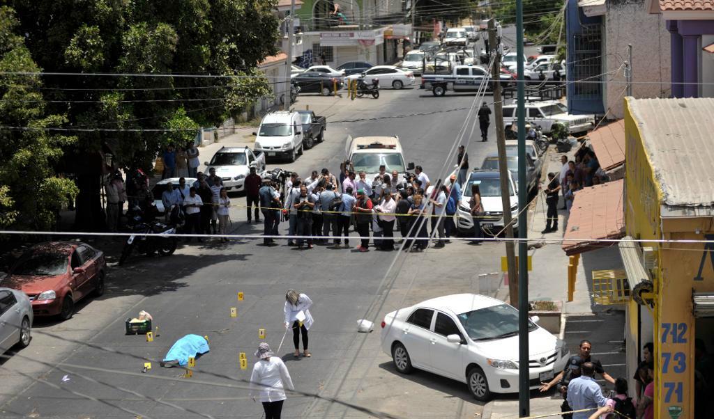 

Poliser undersöker brottsplatsen i delstaten Sinaloa där en journalist sköts till döds den 15 maj. Foto: Fernando Brito/AP/TT-arkivbild                                                                                        