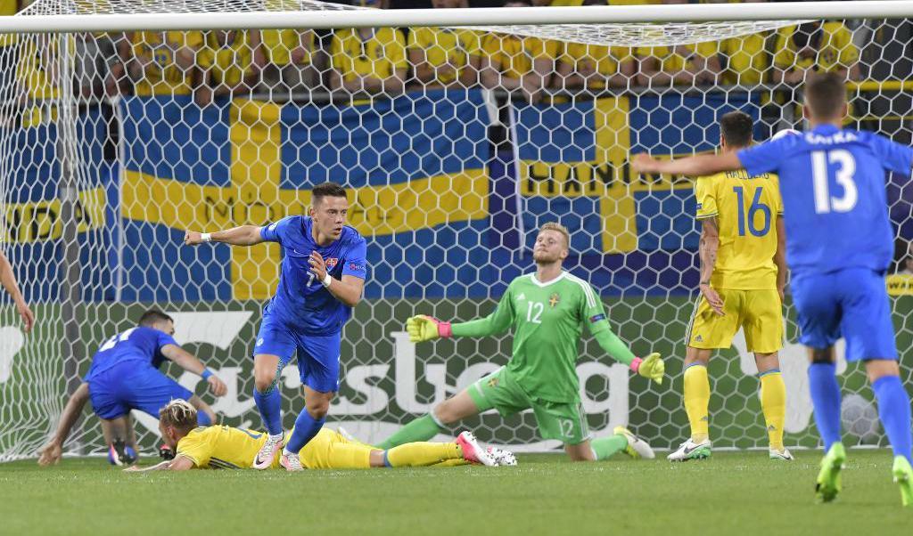 
Slovakiens Jaroslav Mihalik skickade in 2-0 bakom Sveriges målvakt Anton Cajtoft. Foto: Jonas Ekströmer/TT                                            