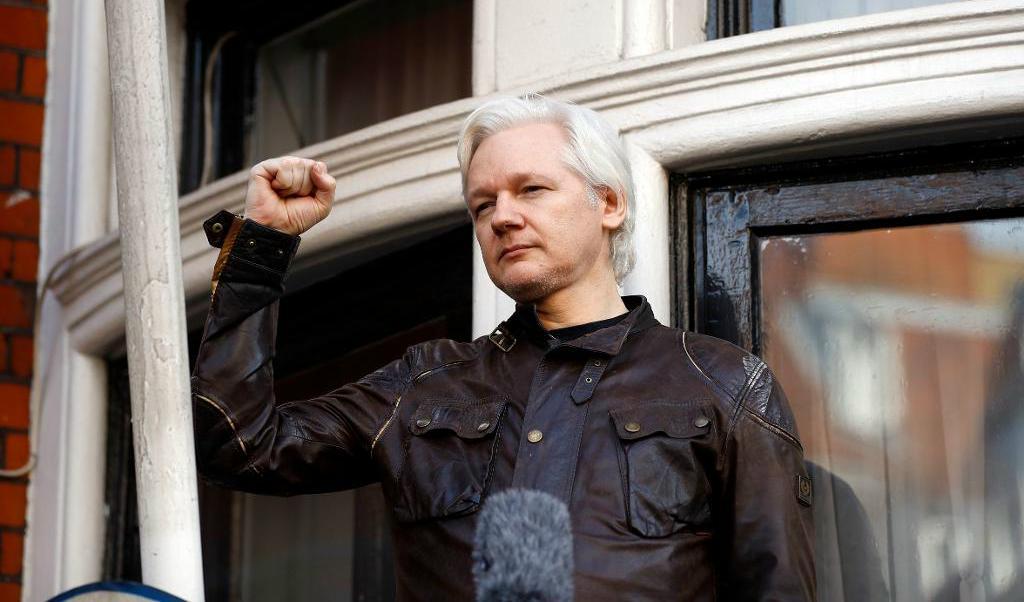
Julian Assange på Ecuadors ambassad i London. Foto: Frank Augstein/AP/TT-arkivbild                                            