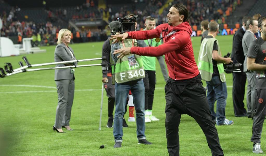 

Uniteds Zlatan Ibrahimovic slänger bort kryckorna när han ska fira med lagkamraterna efter segern i Europa League final mellan Ajax Amsterdam och Manchester United på Friends Arena i maj. Foto: Anders Wiklund/TT                                                                                        