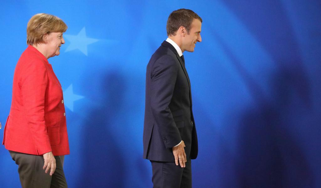 
Tysklands förbundskansler Angela Merkel och Frankrikes president Emmanuel Macron kliver ner från podiet efter ett gemensamt tal vid EU-toppmötet i Bryssel. Foto: Olivier Matthys/ AP/ TT                                            