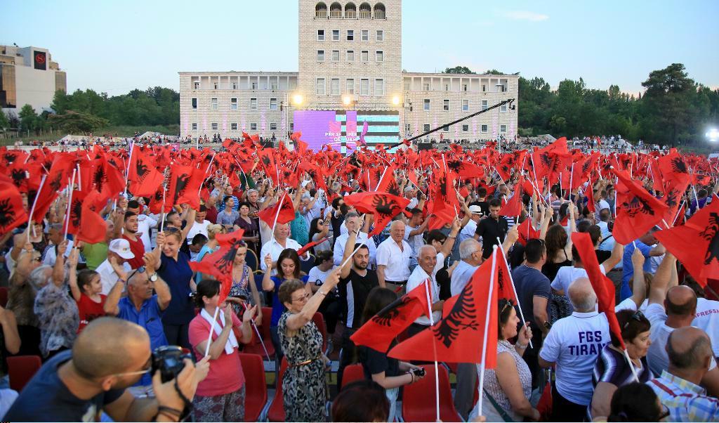 Anhängare till det styrande Socialistpartiet, PS, med albanska flaggor vid det ett avslutande valmöte i huvudstaden Tirana under torsdagen. På söndag går landet till valurnorna. Foto:
Hektor Pustina/AP/TT