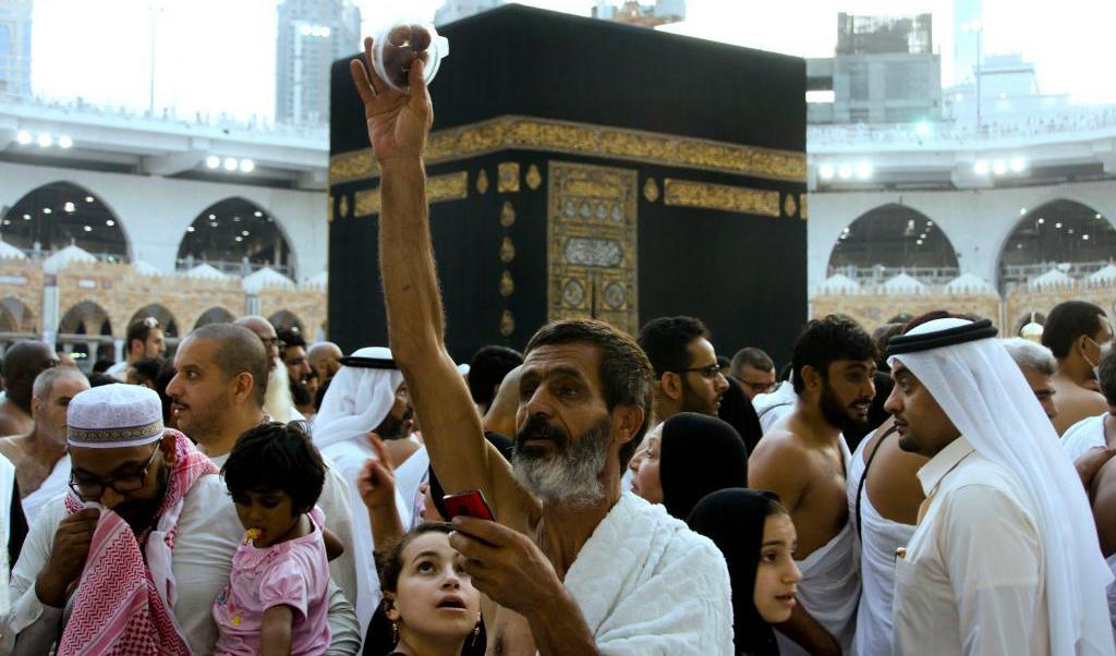 En pilgrim i Stora moskén i Mecka i torsdags. Foto:
Amr Nabil/AP/TT