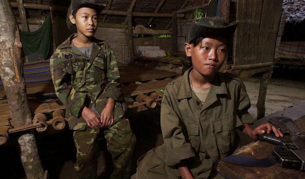 Två unga barnsoldater i en etnisk rebellarmé. Arkivbild. Foto: David Longstreath/AP/TT