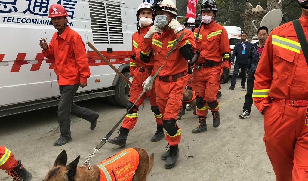 Räddningsarbetare i byn Xinmo i Sichuanprovinsen i sydvästra Kina. Foto: Ng Han Guan/AP/TT