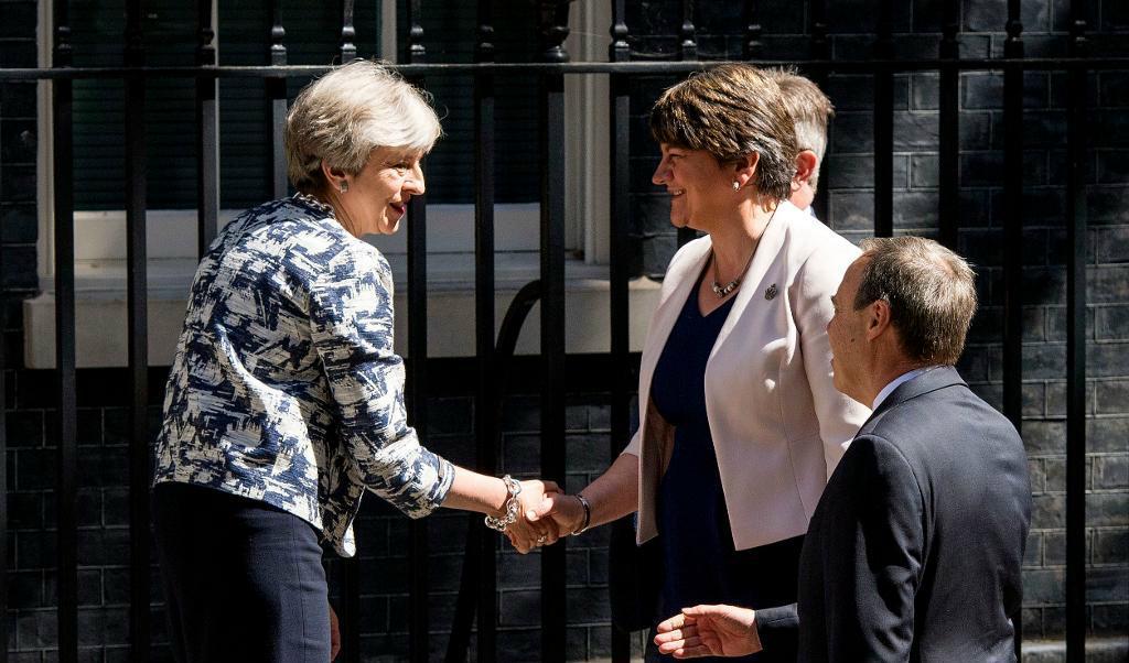 

Storbritanniens premiärminister Theresa May skakar hand med Arlene Foster. Foto: Dominic Lipinski/AP/TT                                                                                        