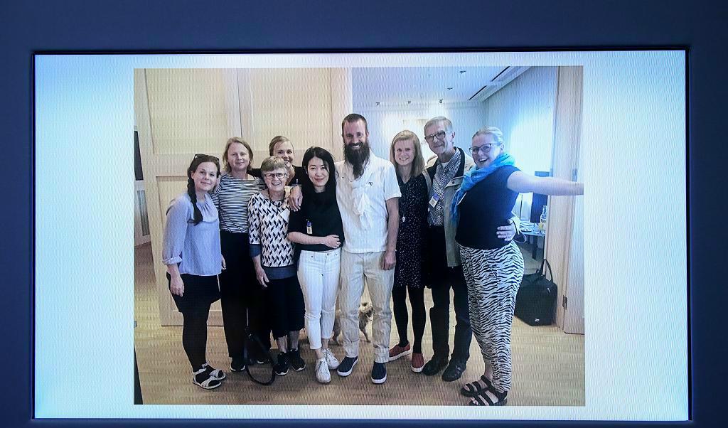 Johan Gustafsson, som har frisläppts efter fångenskapen i Mali, tillsammans med sin familj på Arlanda. Foto: Marcus Ericsson/TT