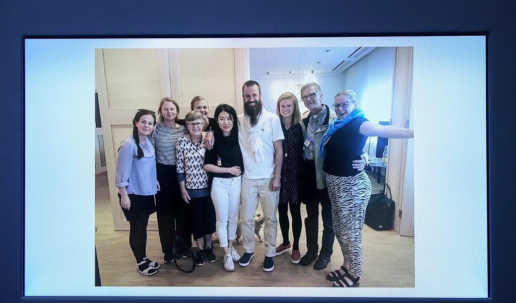 Johan Gustafsson, som har frisläppts efter fångenskapen i Mali, tillsammans med sin familj på Arlanda. Foto: Marcus Ericsson/TT