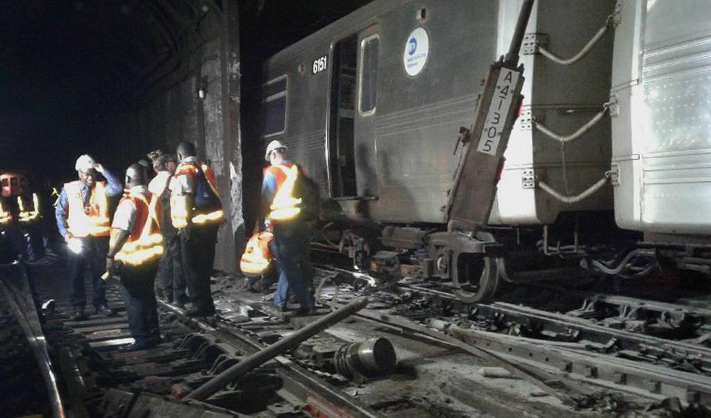 
Transportmyndigheten i New York undersöker räls som skadats i olyckan. foto: Transport workers union/AP/TT                                            