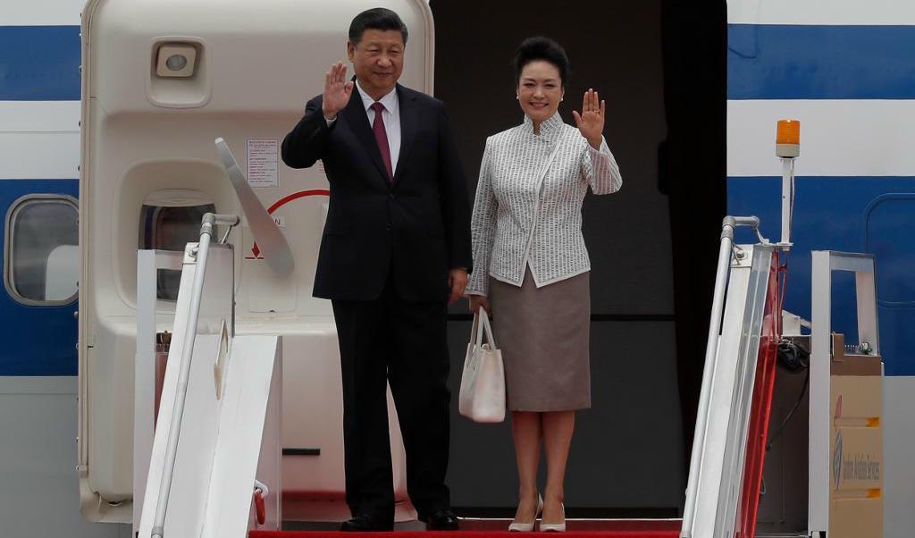 
Kinas president Xi Jinping och hans fru Peng Liyuan vinkar efter att de landat i Hongkong. Foto: Kin Cheung/AP/TT                                            