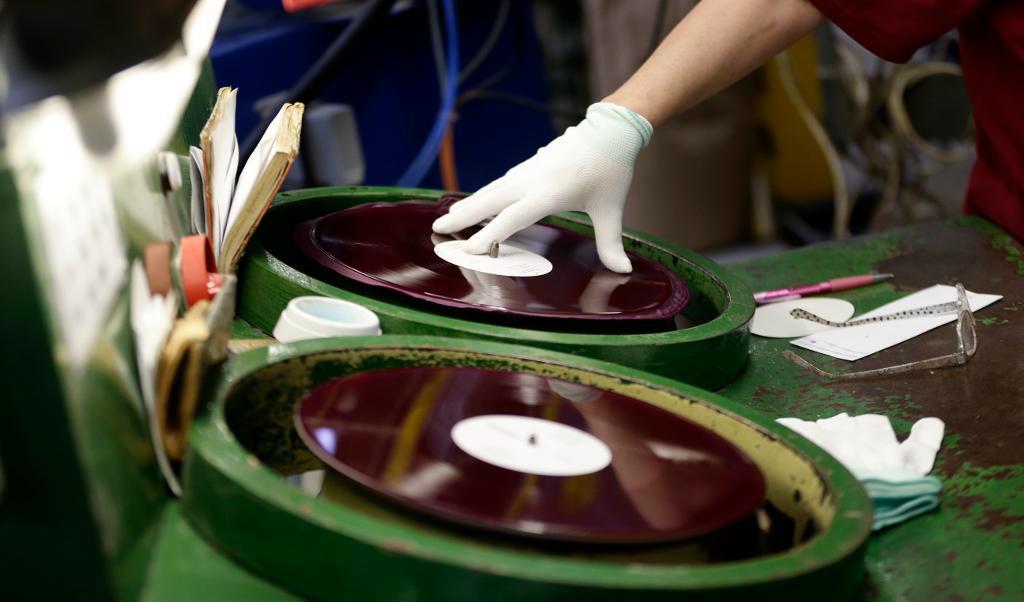 
Sony har börjat anställa äldre ingenjörer med vinylkunskap. Foto: Petr David Josek/AP/TT-arkivbild                                            
