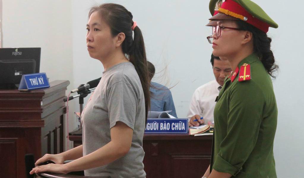 
Bloggaren Nguyen Ngoc Nhu Quynh i rätten i Vietnam. Foto: Tran Van Minh/AP/TT                                            