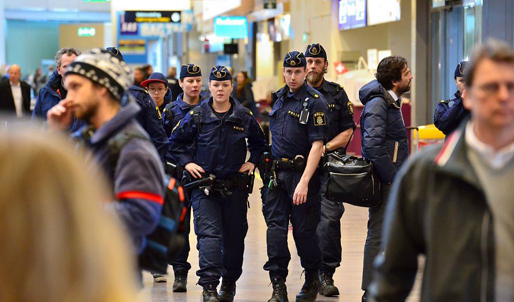 Uniformerade poliser vid Arlanda utanför Stockholm den 22 mars 2016. Trots politikers tal om fler poliser har det istället blivit färre. Foto: Johan Nilsson/TT/AFP/Getty Images)