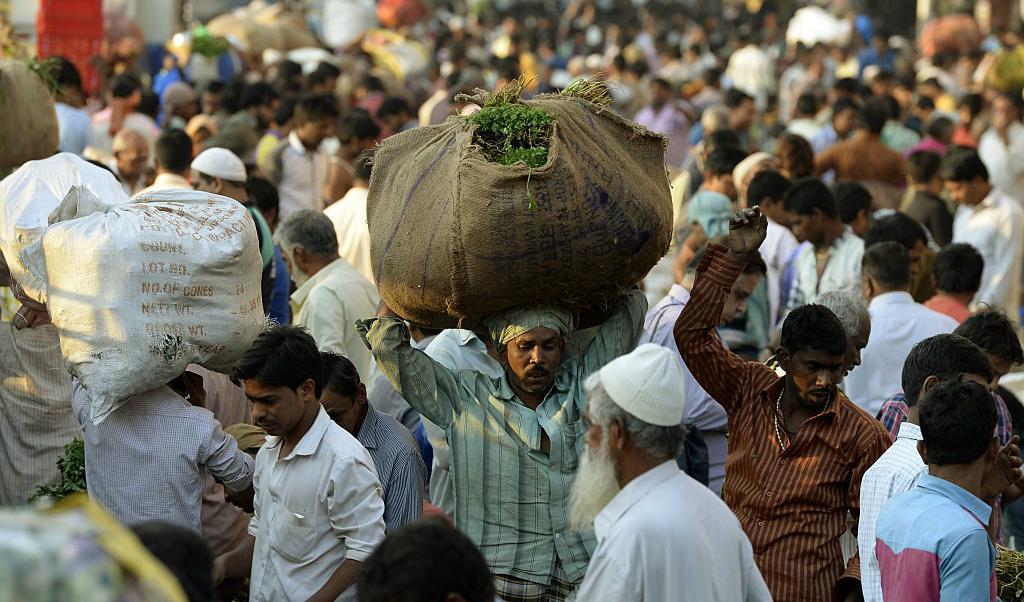 
En säck grönsaker levereras till en marknad i Bombay. Indien är världens snabbast växande ekonomi. Foto: Punit Paranjpe/AFP/Getty Images)                                            