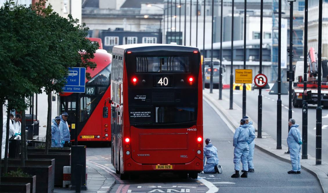 Polistekniker arbetar med att samla in material i London. Foto: Odd Andersen/AFP/Getty Images