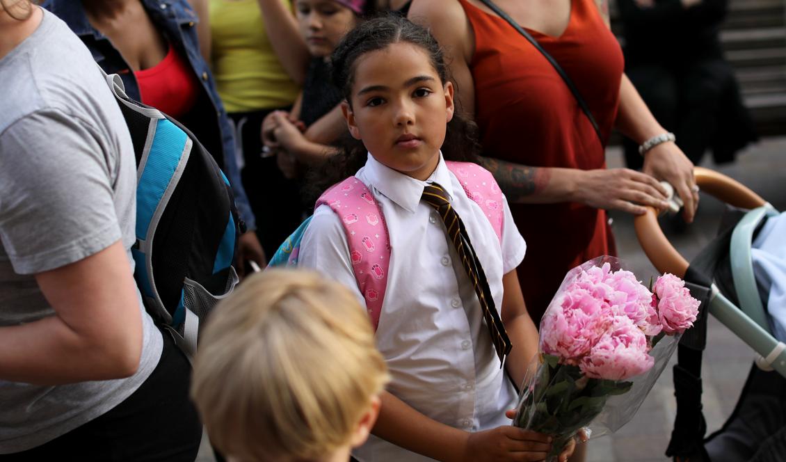 På väg till en ljusvaka vid Notting Hills metodistkyrka nära höghuset som brann. Antalet innebrända kommer att öka. (Foto: Dan Kitwood/Getty Images