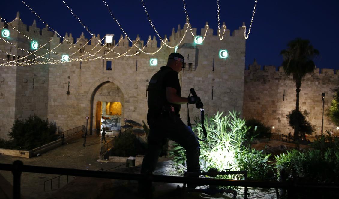 Säkerhetsstyrkor inspekterar utanför Damascusporten i gamla staden i Jerusalem. Foto: Ahmad Gharabli/AFP/Getty Images