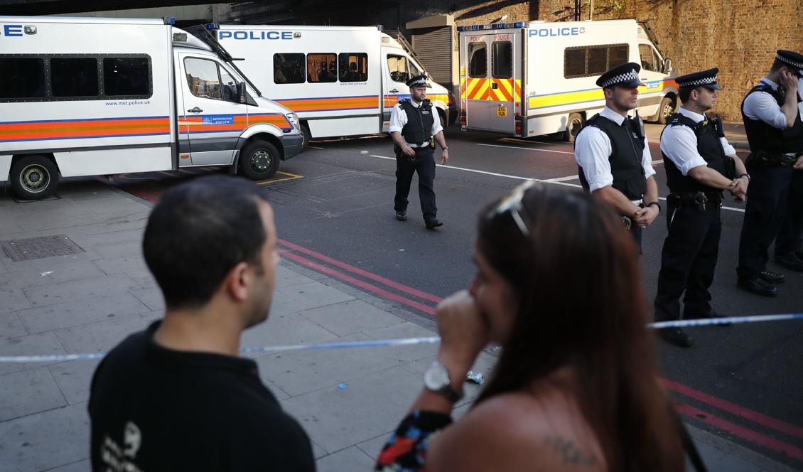 Åskådare följer polisens arbete i Finsbury Parköområdet i norra London efter attacken. FotoL Tolga Akmen/AFP/Getty Images