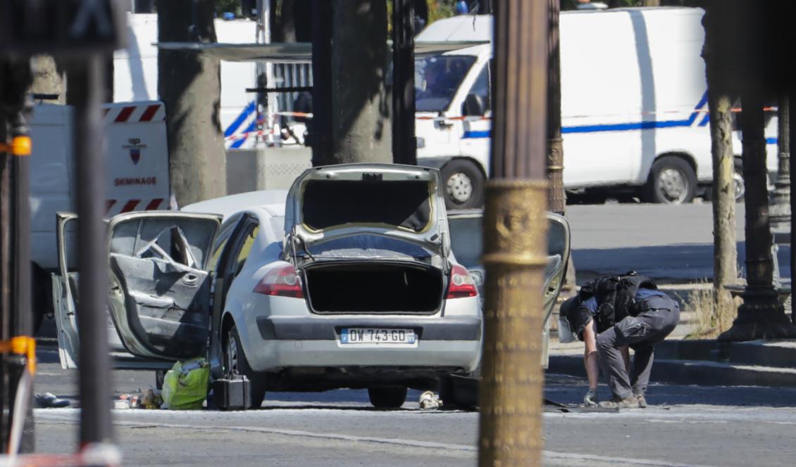 Polisen lyckades dra ut föraren ur den brinnande bilen och släcka, men hans liv gick inte att rädda. Foto: Thomas Samson/AFP/Getty Images