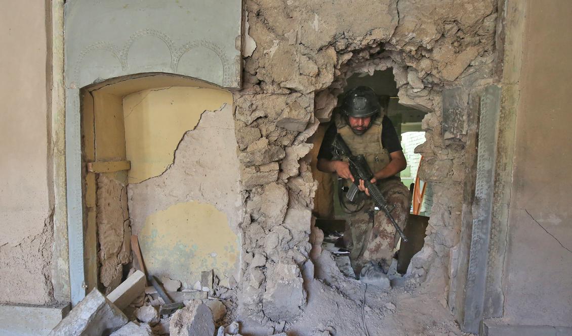 En irakisk soldat i CTS befinner sig i Mosul när styrkorna återtar det sista distriktet som fortfarande hålls av den Islamiska staten (IS). Foto: Ahmadal-Rubaye/AFP/Getty Images.
