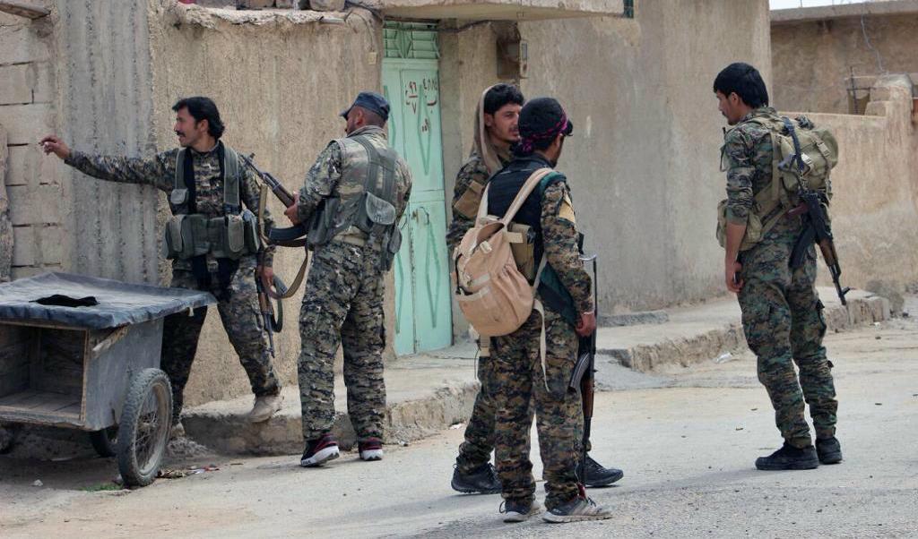 
Soldater ur rebellalliansen SDF i en stad i närheten av al-Raqqa. Foto: SDF/AP/TT-arkivbild                                            